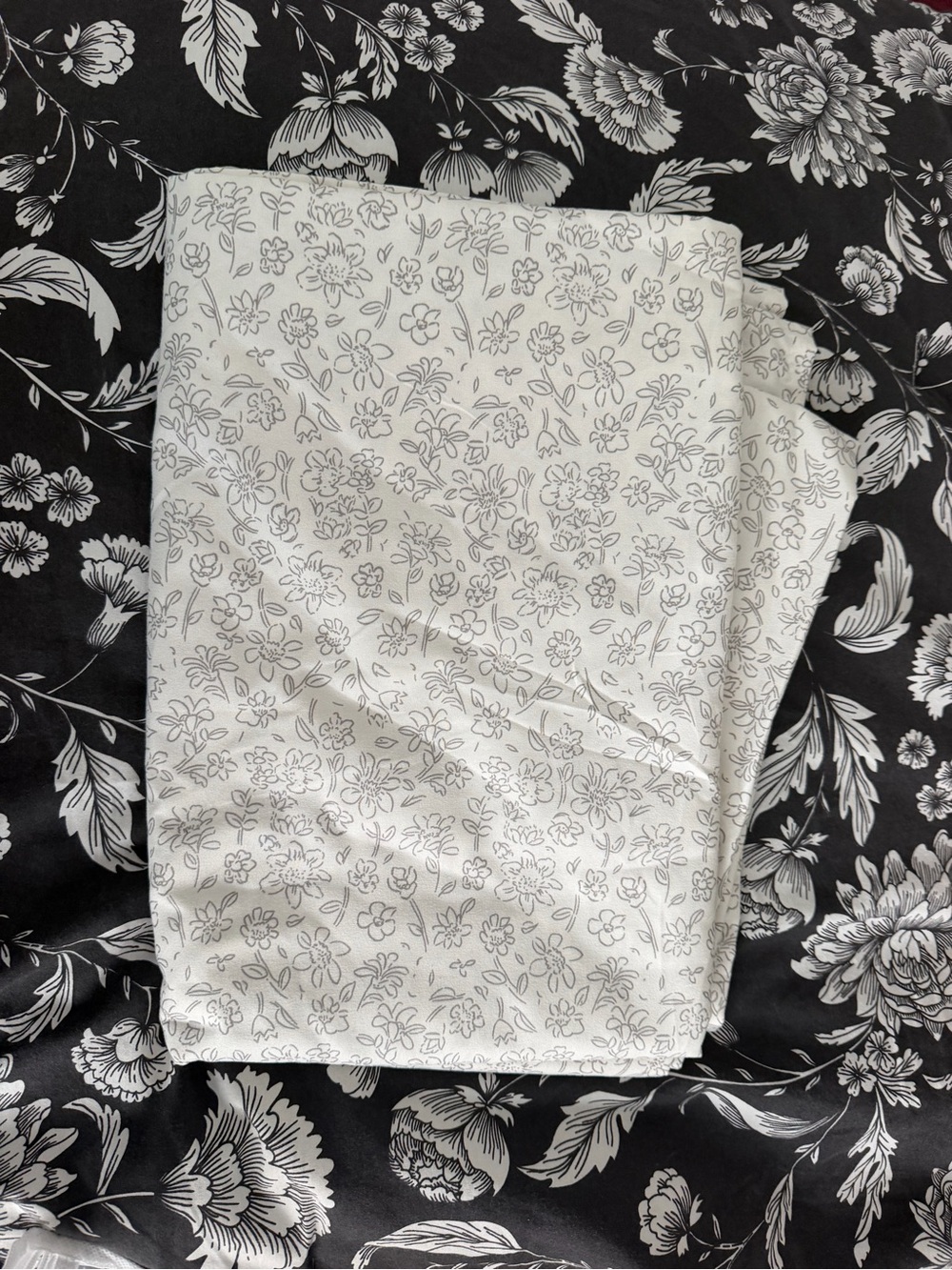 Room Essentials Grey Floral Twin/ Twin XL Flat Sheets